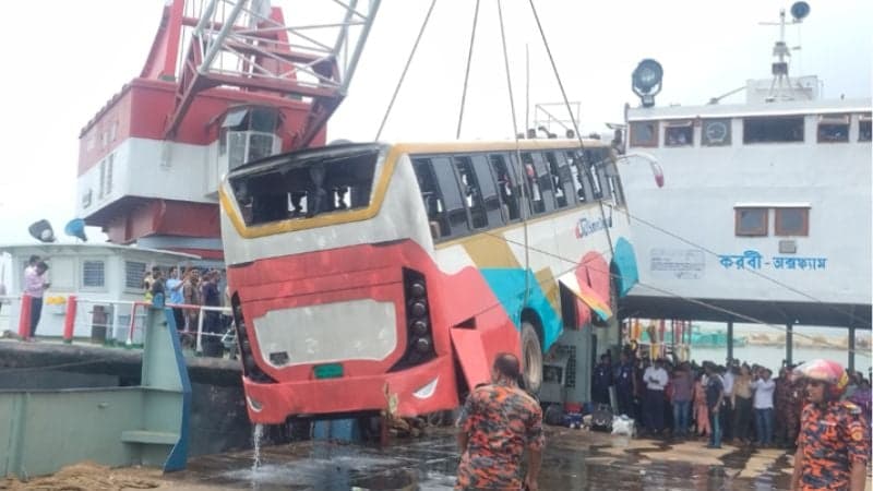 দৌলতদিয়া ঘাটে পদ্মায় পড়ে যাওয়া বাস উদ্ধার