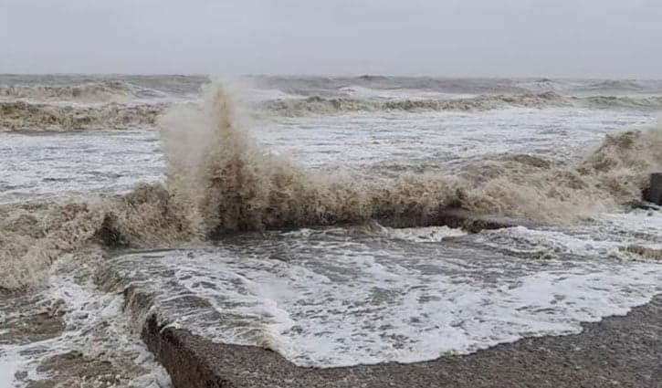 সাগরে ৩ নম্বর সংকেত, সারা দিন বৃষ্টি থাকবে আজও