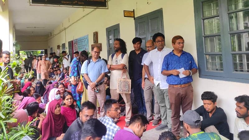 চার দফা দাবিতে রাবির সাংবাদিকতা বিভাগে তালা ঝুলিয়ে শিক্ষার্থীদের অবস্থান