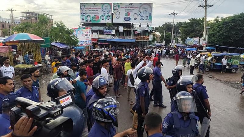মুরাদনগরে উপদেষ্টা আসিফের অনুসারীদের সঙ্গে বিএনপির নেতা-কর্মীদের সংঘর্ষ, আহত  ৩৫