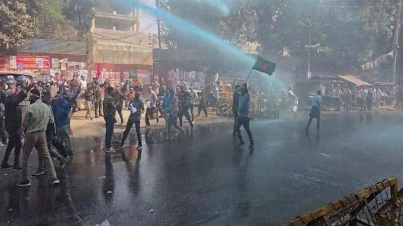 ৯ম পে-স্কেলের গেজেটের দাবিতে যমুনা ঘেরাও সরকারি কর্মচারীদের, টিয়ারগ্যাস নিক্ষেপ