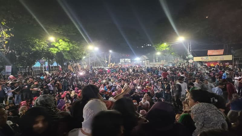 ধর্ষকের মৃত্যুদণ্ডের দাবিতে মাঝরাতে উত্তাল ঢাবি