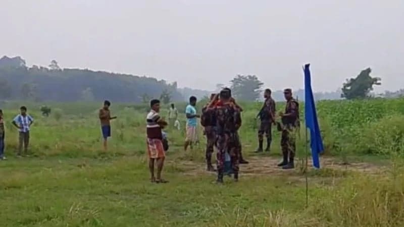৮০ ঘণ্টা পর সীমান্তে আটকে পড়া ১২ জনকে ফেরত নিল বিএসএফ