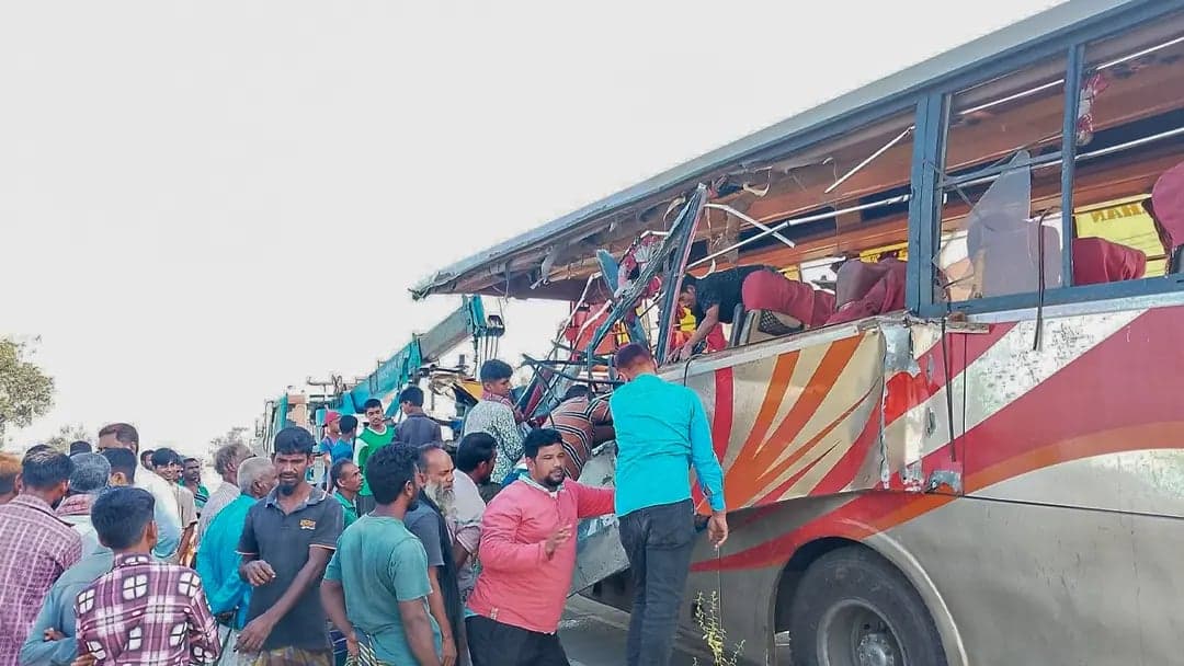 রংপুরের মিঠাপুকুরে দাঁড়িয়ে থাকা ডাম্প ট্রাকে বাসের ধাক্কা, নিহত ৩
