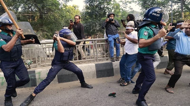 শাহবাগে প্রাথমিক শিক্ষকদের ওপর পুলিশের লাঠিচার্জ ও সাউন্ড গ্রেনেড নিক্ষেপ