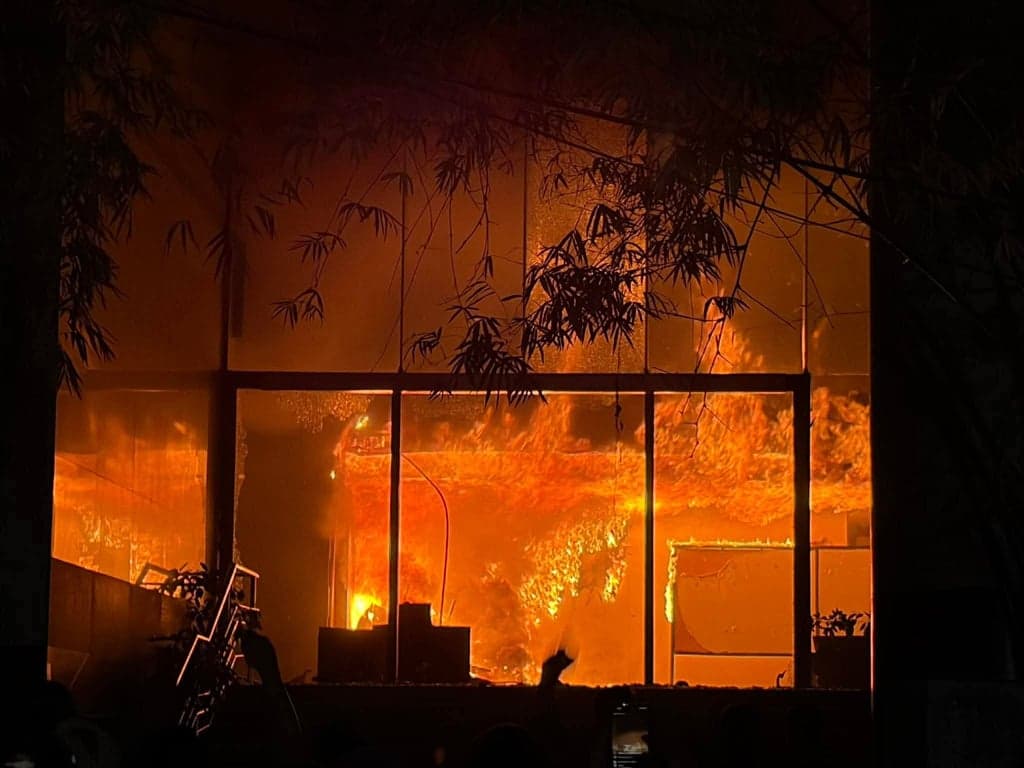 ডেইলি স্টার ভবনে আটকা সাংবাদিকরা, উদ্ধারে আকুতি