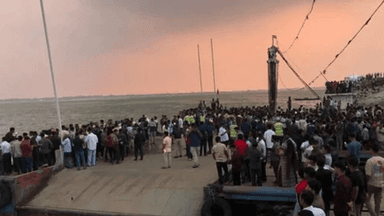 ৩০ ফুট গভীরে ডুবে গেছে বাস, ঝড়বৃষ্টিতে উদ্ধার কার্যক্রম ব্যহত