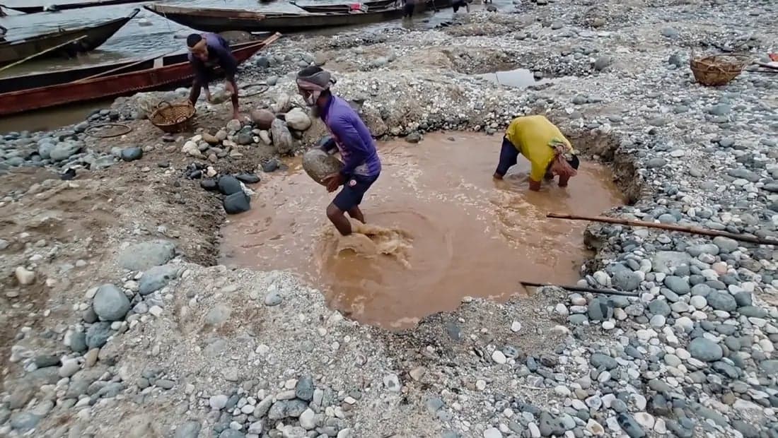 ভোলাগঞ্জে পাথর লুটকারীদের বিরুদ্ধে আইনি ব্যবস্থা নিতে হাইকোর্টে রিট