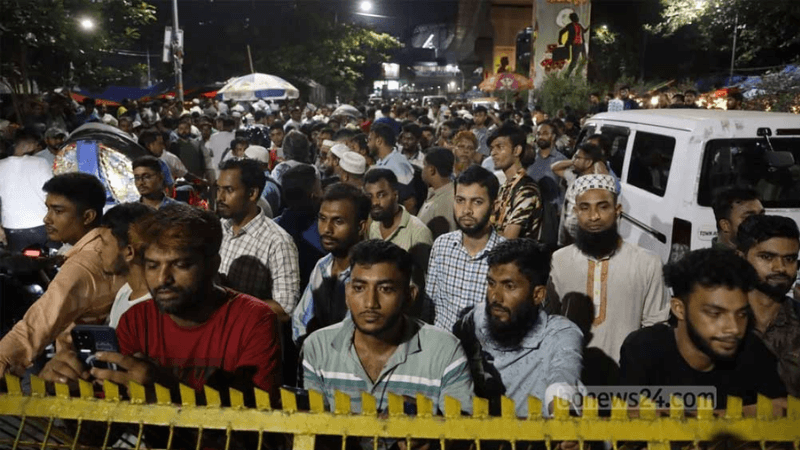 ডাকসু নির্বাচনকে কেন্দ্র করে ঢাবির প্রবেশপথগুলোতে জমায়েত