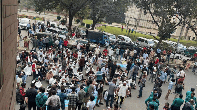 সচিবালয়ের সামনে চাকরিচ্যুত পুলিশ সদস্যদের লাঠিপেটা