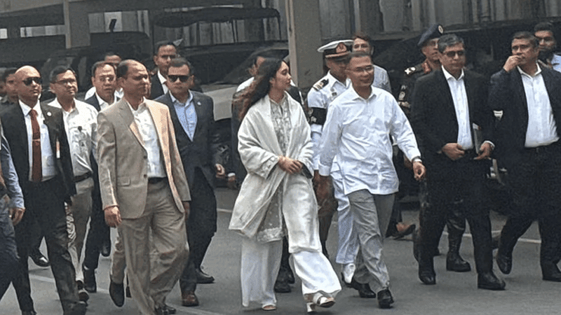 হেঁটে একুশে পদকের অনুষ্ঠানে আসা–যাওয়া করলেন প্রধানমন্ত্রী, সঙ্গে মেয়ে জাইমা