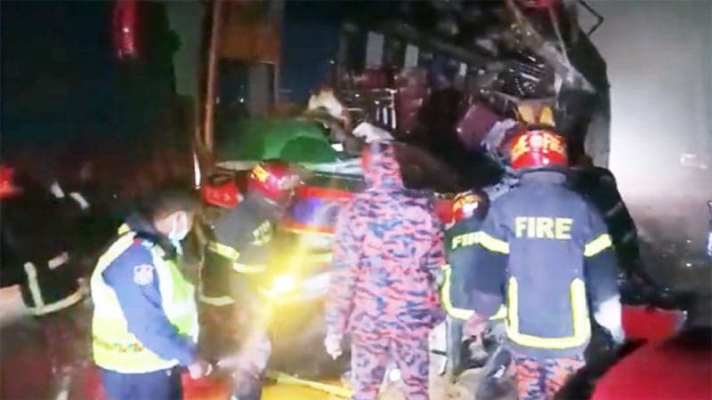 ঘন কুয়াশায় ট্রাকের পেছনে বাসের ধাক্কায় নিহত ২