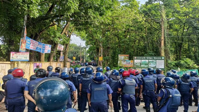 কুবিতে কোটাবিরোধীদের ওপরে পুলিশের টিয়ারশেল, আহত ৫০