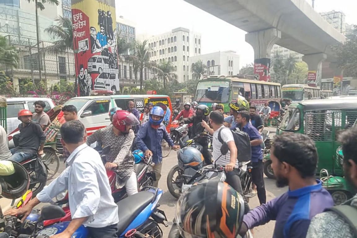 সংকটের গুজবে জ্বালানি তেল কিনতে সারাদেশে হুড়োহুড়ি