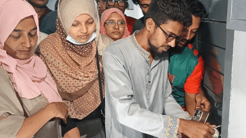বরিশাল সিভিল সার্জনের অপসারণ দাবিতে বিক্ষোভ, কক্ষে প্রতীকী তালা