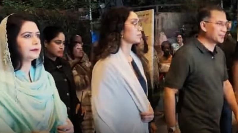 পরিবারের সঙ্গে সিনেমা হলে নাটক দেখলেন প্রধানমন্ত্রী