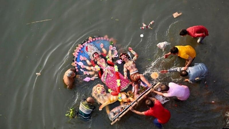 রাজধানীসহ সারা দেশে চলছে প্রতিমা বিসর্জন