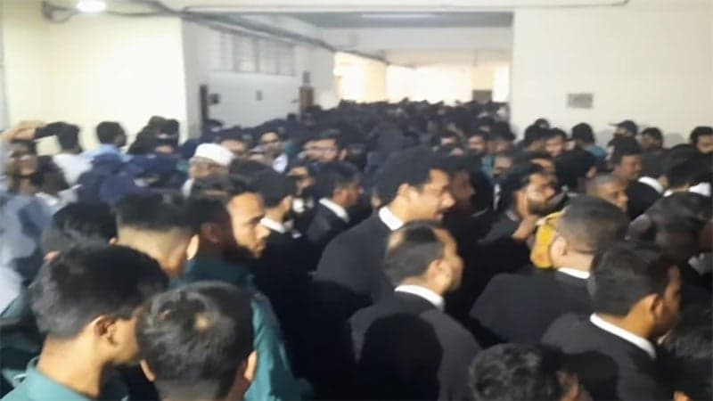 চট্টগ্রাম আদালতে সংঘর্ষ-ভাঙচুরের ঘটনায় ৬৩ আইনজীবীর জামিন