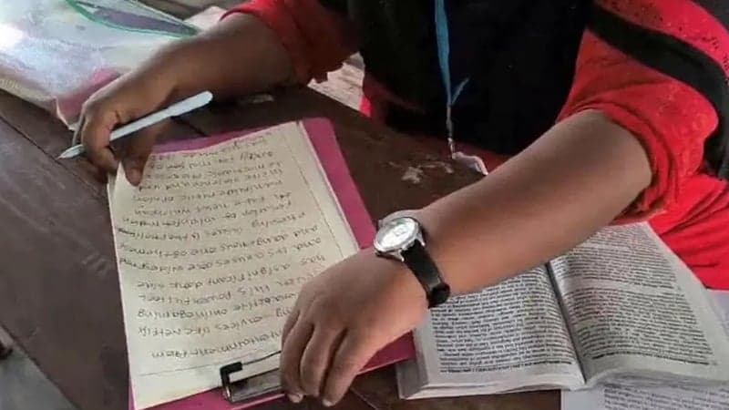 পরীক্ষার হলে বই দেখে লেখার ভিডিও ভাইরাল, সাংবাদিকদের ওপর হামলার অভিযোগ