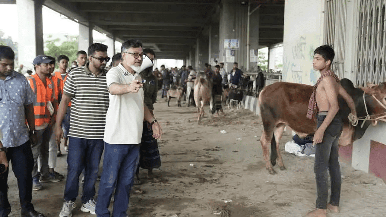 উত্তরা মেট্রোরেল স্টেশনের নিচ থেকে পশুরহাট তুলে দিল পুলিশ