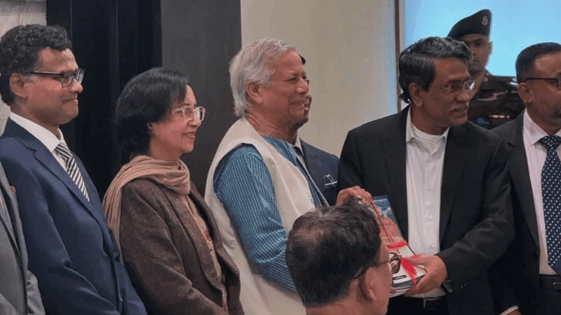 ৪ সংস্কার কমিশনের প্রতিবেদন প্রধান উপদেষ্টার কাছে  জমা