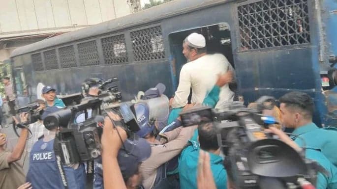 অর্থ উপদেষ্টাকে অবরুদ্ধের ঘটনায় ১৪ কর্মকর্তা-কর্মচারী সাময়িক বরখাস্ত