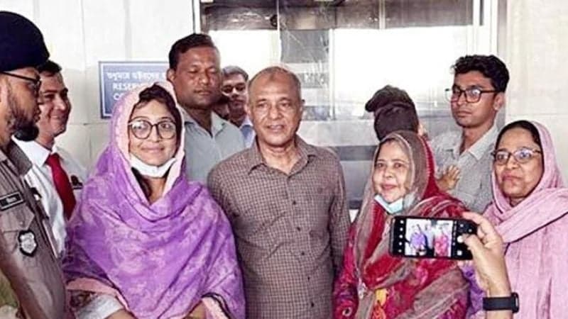 খালেদা জিয়ার  স্বাস্থ্যের খোঁজ নিতে হাসপাতালে স্বরাষ্ট্র উপদেষ্টা জাহাঙ্গীর আলম 