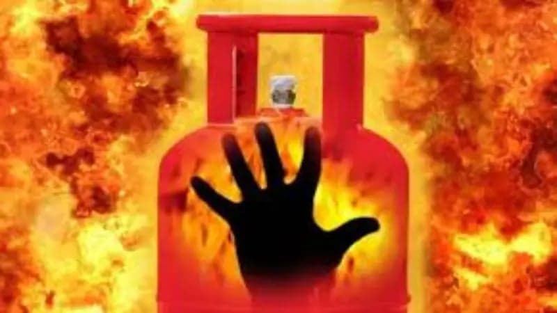 কুমিল্লায় গ্যাস সিলিন্ডার বিস্ফোরণে একই পরিবারের ৪ জন দগ্ধ