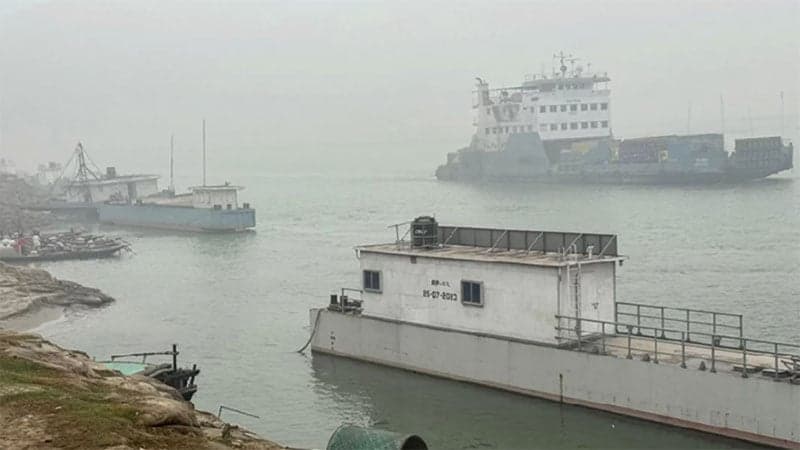 সাড়ে ৩ ঘণ্টা বন্ধের পর দৌলতদিয়া-পাটুরিয়ায় ফেরি চলাচল শুরু