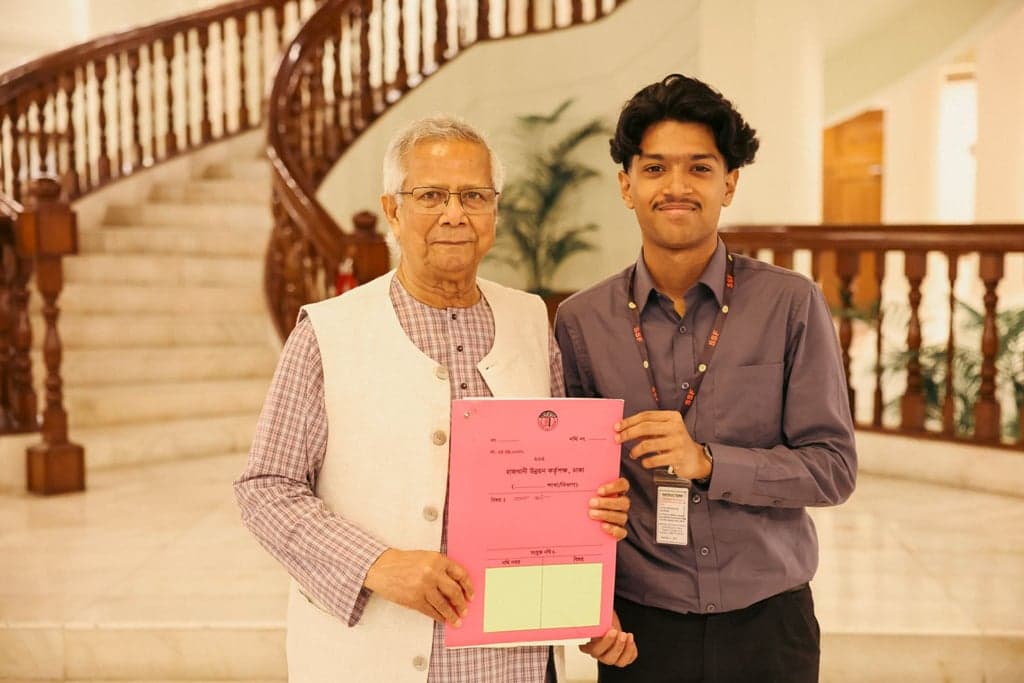সাগর-রুনির ছেলের হাতে পূর্বাচলের প্লটের দলিল হস্তান্তর