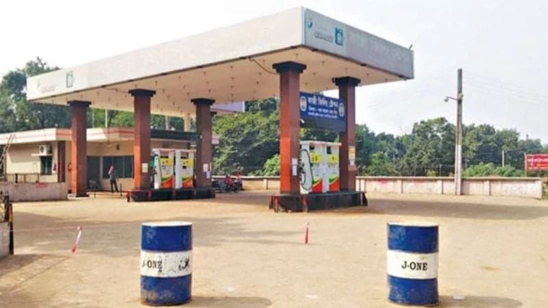 অর্ধদিবস কর্মবিরতিতে পেট্রলপাম্প ও ট্যাংকলরি মালিকরা