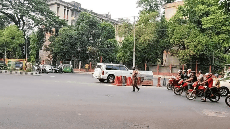 ‘আইন সবার জন্য সমান’ বক্তব্যের পর অনির্ধারিত ক্রসিং দিয়ে কমিশনারের গাড়িবহর