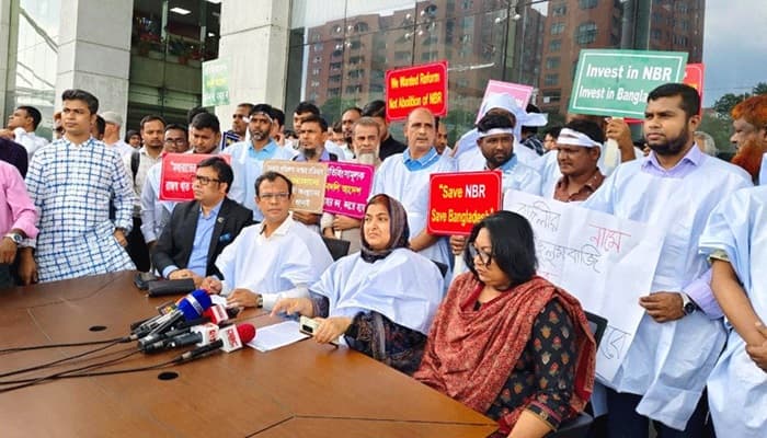 দাবি না মানলে এনবিআরের সব দপ্তরে ‘কমপ্লিট শাটডাউনের’ হুমকি