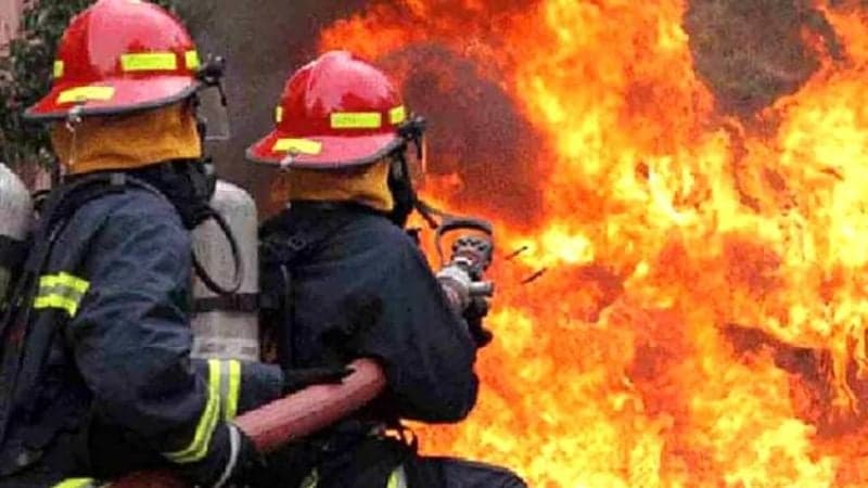 ডেমরায় কেমিক্যাল গুদামে আগুন, নিয়ন্ত্রণে ফায়ার সার্ভিসের ৪ ইউনিট