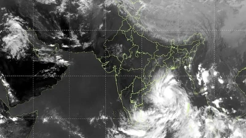 অতি প্রবল ঘূর্ণিঝড়ে রূপ নিচ্ছে ‘অর্ণব’, চার সমুদ্রবন্দরে ৩ নম্বর সতর্ক সংকেত