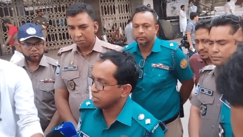 ইসলামী ব্যাংকের সামনে চাকরিচ্যুত কর্মকর্তা ও গ্রাহকদের পাল্টাপাল্টি অবস্থান