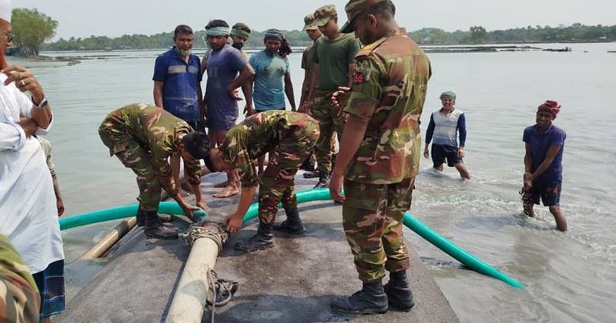 সাতক্ষীরায় ভাঙনকবলিত গ্রামবাসীর পাশে দাঁড়িয়েছে সেনাবাহিনী