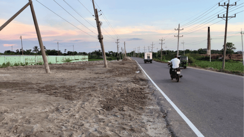 প্রধানমন্ত্রীর সফরের আগে ২০ বছরের আবর্জনা বালু দিয়ে ঢেকে দিল পৌরসভা