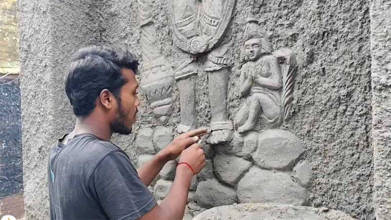 বাংলাদেশি শিক্ষার্থীর শিল্পকর্মে সেজে উঠছে পশ্চিমবঙ্গের দুর্গা মণ্ডপ