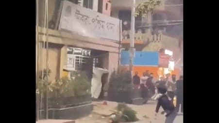 তিন ছাত্রকে ছাড়িয়ে নিতে থানায় বৈষম্যবিরোধী শিক্ষার্থীদের হামলা