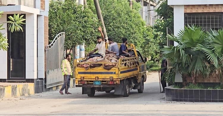 সাভারে ট্যানারিতে ঢুকছে কাচাঁ চামড়া, এবারও দাম পাওয়া নিয়ে সংশয়