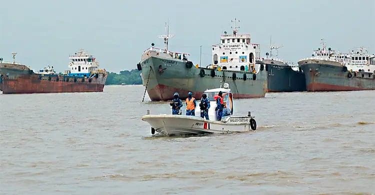 জ্বালানি সংকটে মোংলা বন্দরে অচলাবস্থা, লাইটার জাহাজ বন্ধে বিপাকে আমদানিকারকরা