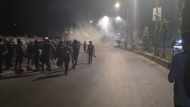 চট্টগ্রামে শিশু ধর্ষণচেষ্টাকে কেন্দ্র করে সংঘর্ষ, পুলিশের গুলিতে আহত ২ সাংবাদিক