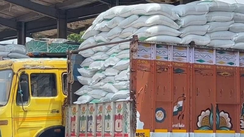 ভারত থেকে বেনাপোল বন্দর দিয়ে এলো ১২৬০ টন চাল 