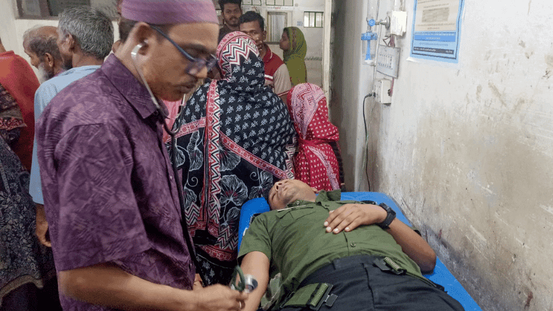 তেলপাম্পে মিছিল নিয়ে এসে ইউএনওর ওপর হামলা, অস্ত্র কেড়ে নেওয়ার চেষ্টা