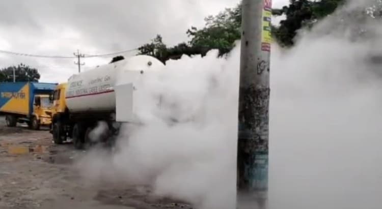 বড়াইগ্রামে ট্যাংক লরি থেকে নাইট্রোজেন গ্যাস লিক, সাদা ধোঁয়ায় আচ্ছন্ন এলাকা