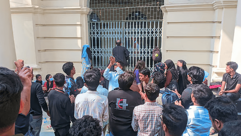 আবাসন ভাতার দাবিতে জবি প্রশাসনিক ভবন ঘেরাও, অবরুদ্ধ ভিসি ও কোষাধ্যক্ষ