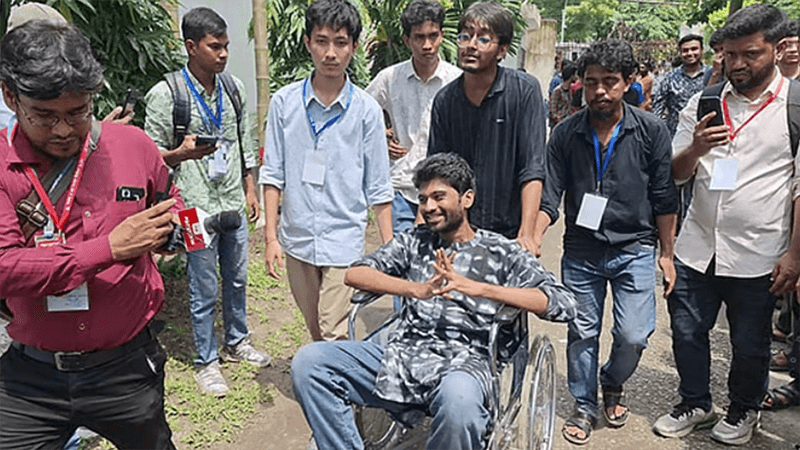 হুইলচেয়ারে করে ভোটকেন্দ্রে মেঘমল্লার বসু