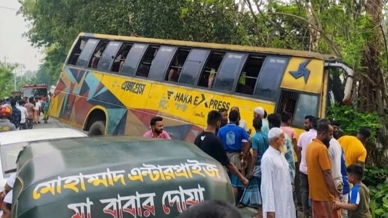 সিরাজগঞ্জে বাসচাপায় দম্পতিসহ নিহত ৩