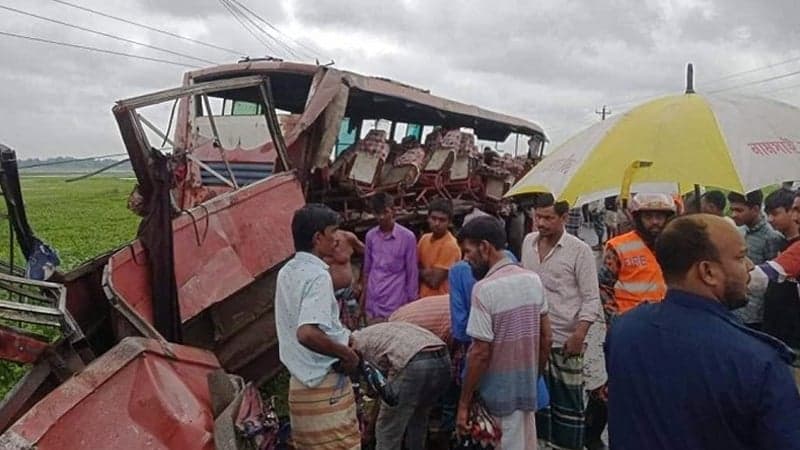 মানিকগঞ্জে বাস-ট্রাকের সংঘর্ষে ৩ নারী নিহত